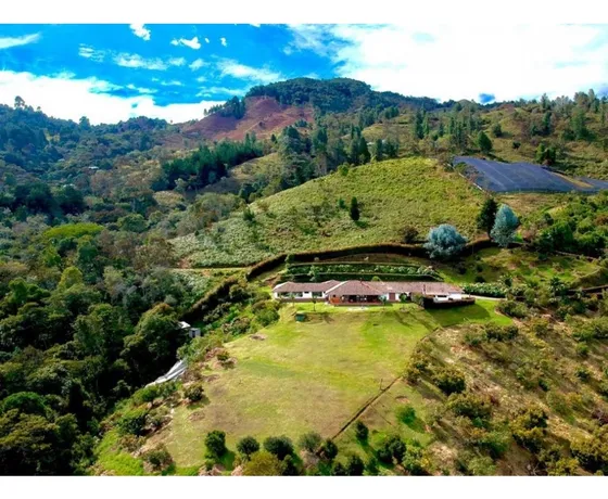 Casa De Campo Con Grandioso Lote En Rionegro