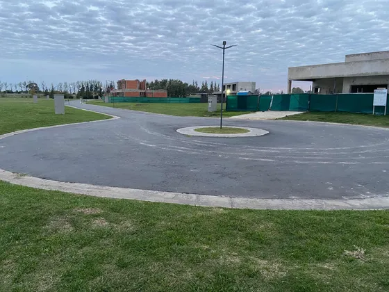 Lote En Venta En Barrio Privado Aluen 1076mt2 Ubicacion Exclusiva En Cul De Sac- Acepo Permuta Auto, Moto,ect