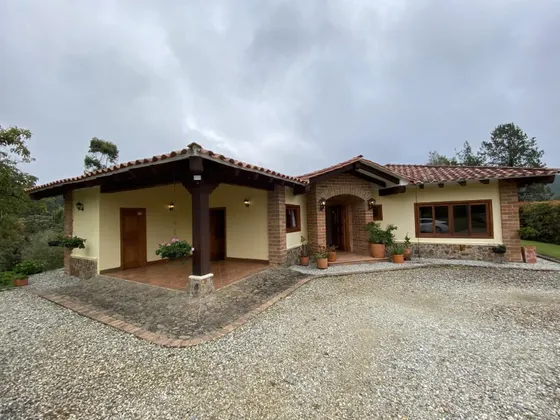 Casa En Arriendo Ubicada En Envigado Sector Loma Del Escobero (26602).
