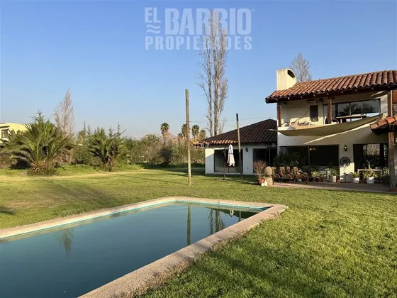 Casa En Venta De 4 Dorm. En Chicureo 