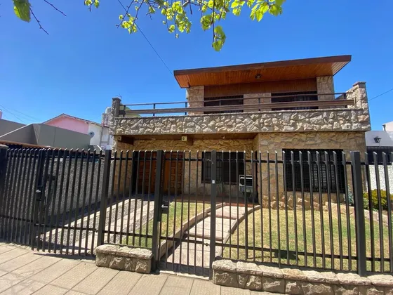  Chalet En Parque Quirno. 6 Ambientes. 2 Plantas. Quincho. 