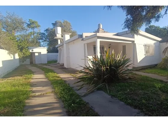 Se Vende Casa De 2 Dormitorios Con Departamento Calle Paraguay