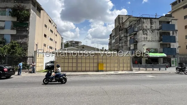 San Bernardino !! Amplio Local Comercial De 588 M2, A Pie De Calle, Totalmente Equipado, Ideal Para Producción De Alimentos, Escuela Culinaria, Panadería. Gas, Luz 220, Agua. Ubicación Estratégica !!