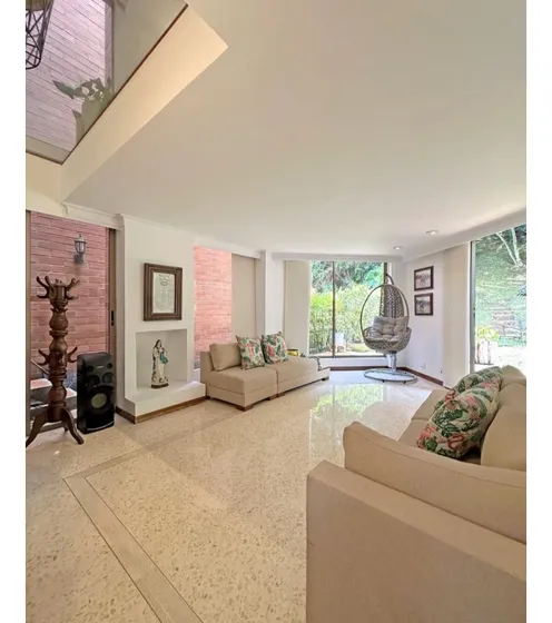 Linda Casa Esquinera En El Poblado