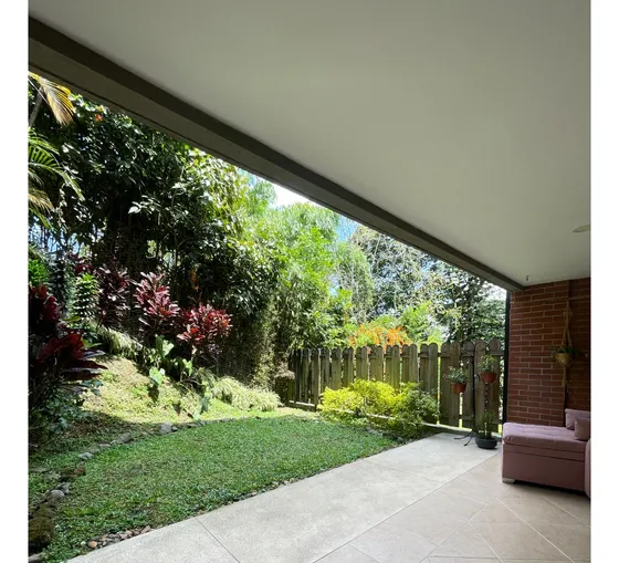 Casa De 3 Niveles Con Zona Verde Para La Venta, Poblado, San Lucas