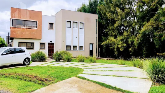 Casa 4 Ambientes En Venta - Barrio Las Golondrinas