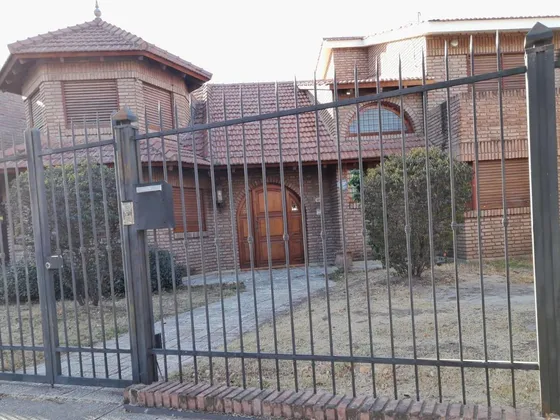 Casa En  Alquiler Tres Dormitorios Urca