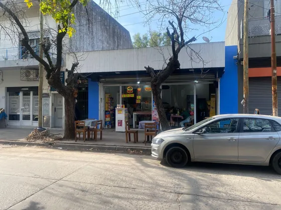 Casa Con Local Comercial  