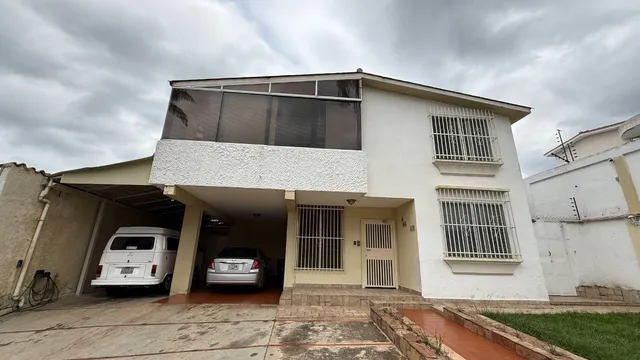 Annic Coronado Vende  Casa En La Viña Con Mucho Potencial En Calle Cerrada  Ref. 281435