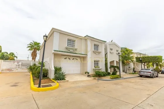 Ca-207 Zona Norte Townhouse Villa Oasis Garden Avenida Fuerzas Armadas