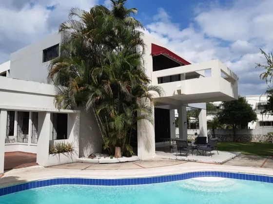 ¡exclusiva Casa En Alquiler En Arroyo Hondo! Un Paraíso De Espacios Y Comodidades.