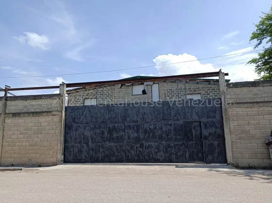 Espacioso Galpón En Zona Cercana Av Principal, 1262 Mts2 De Terreno, Area De Construcción 900mts2, 2 Oficinas Con Mezzaninas (1 En Obra Gris) Posee Luz Trifásica De 110, 220 Y 440v