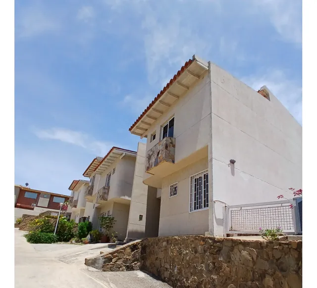 Townhouse En Playa El Ángel, Con Piscina Y Vista Al Mar.