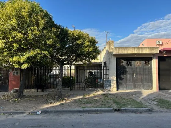 Casa En Venta En Isidro Casanova