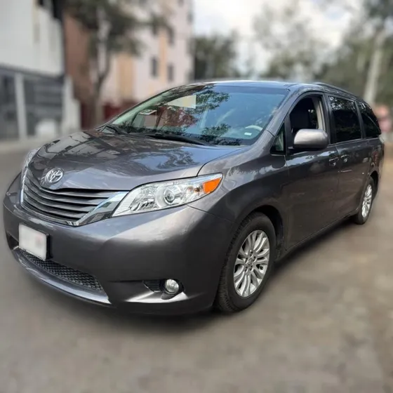 Toyota Sienna Xle At