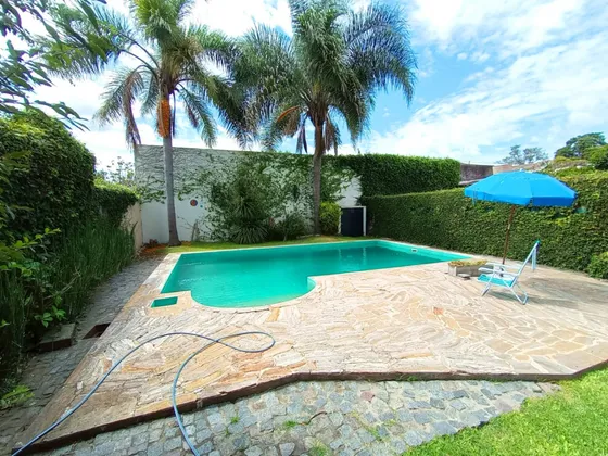 Venta Casa En City Bell Gonnet La Plata 4 Dormitorios Pileta Gran Quincho Escucha Ofertas Con Hidromasaje, 3 Baños Completos, Garage Para 3 Vehículos Con Calefacción En Todos Los Ambientes