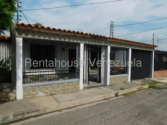 En Venta, Amplia Comoda Casa En Una Excelente Urbanización Privada Almariera Cabudare #/realiza Inversion Inteligente /* Oportunidad Que No Puedes Dejar Pasar.