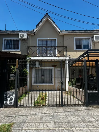 Duplex En Moron  De Ambientes Amplios Y Luminosos Con Guardacoches Y Patio - Apto Credito Hipotecario - Se Escucha Oferta Razonable