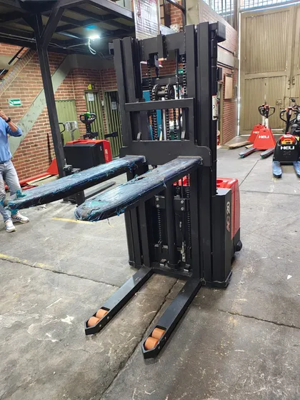 Apilador Electrico Capacidad 2 Ton Torre Triple