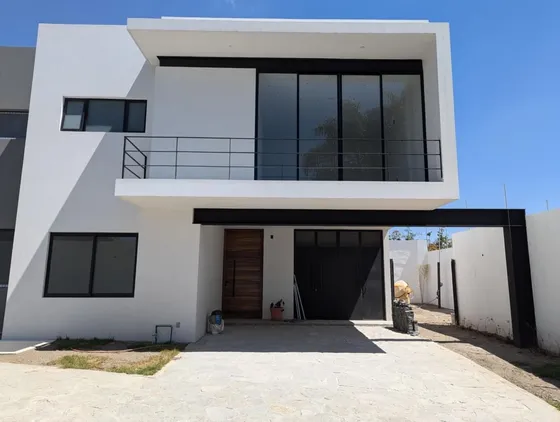 Venta De Casa  En Bugambilias, Campestre Los Pinos, En Zapopan.
