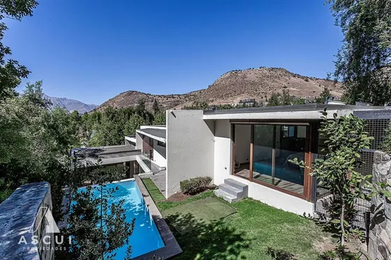 Casa En Venta De 4 Dorm. En Lo Barnechea