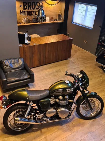 Triumph Thruxton 900