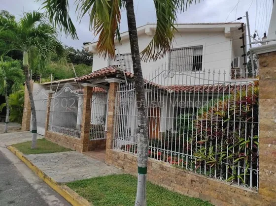 Jip 25-15980. Rentahouse Vende Espaciosa Casa Que Te Envuelve El Lujo Y El Confort En 430 Mts2, 3 Amplias Habitaciones, 4 Baños, Parrillera , Bar, Cocina Estilo Ferrara. Urb Guaracarima La Victoria.