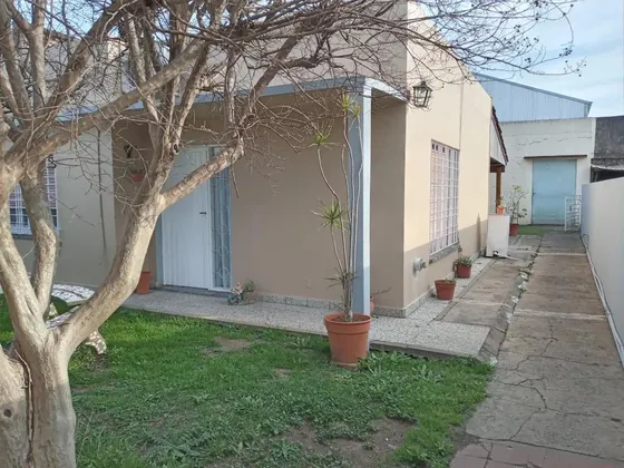 Casa A Reciclar En Venta - 4 Dormitorios 4 Baños - 290mts2 - Caseros