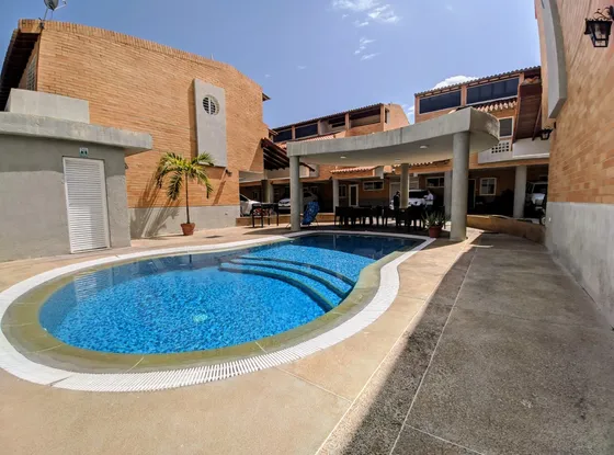 Town House En Mañongo Naguanagua, Villas Menhir. Planta 100% (ke)