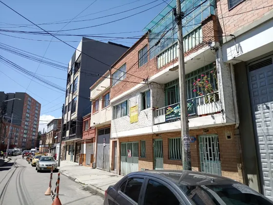 Casa De 3 Pisos Rentable En Bogota