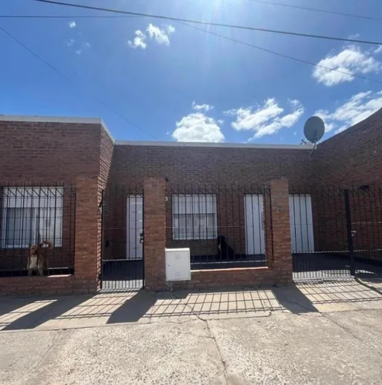 Casa En Venta - 2 Dormitorios 1 Baño - Cochera - 333mts2 - Chivilcoy