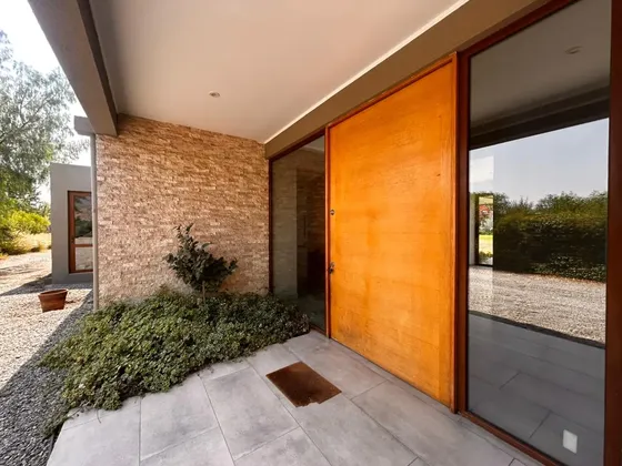 Moderna Y Luminosa Casa En Brisas De Chicureo