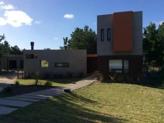 Casa En Venta - 4 Dormitorios 3 Baños - 2000mts2 - Costa Esmeralda