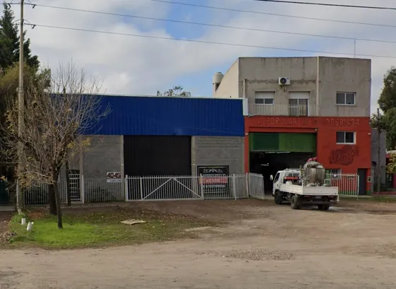 2 Galpones 1100 M² Edificados - Dpto De 2 Amb Y Casa De Caseros - 9 De Abril