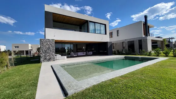 Casa 6 Ambientes Venta Puertos Costas A La Laguna Galería Parrilla Pileta Parque Riego Gran Espejo