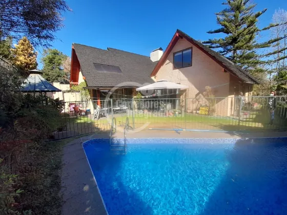 Casa En Venta De 6 Dorm. En Las Condes