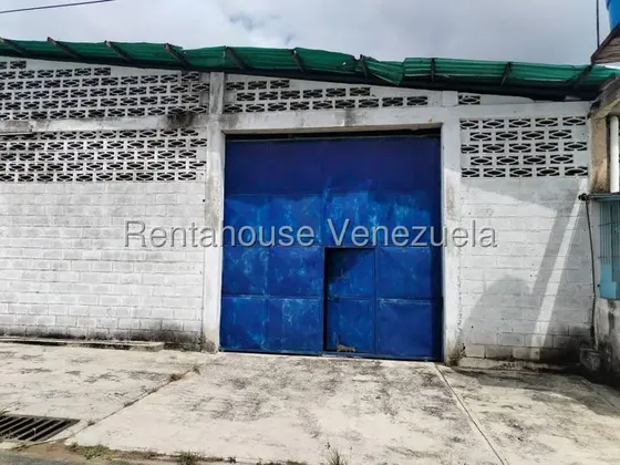 Galpon Que Ofrece Un Area De 420m Cuenta Con Un Piso De Concreto Diseñado Para Soportar Cargas Pesadas, El Trafico De Montacargas Y Maquinaria Industrial