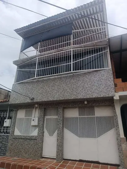 Casa De 3 Niveles En Paraparal, Sector El Molino. Plc-1185