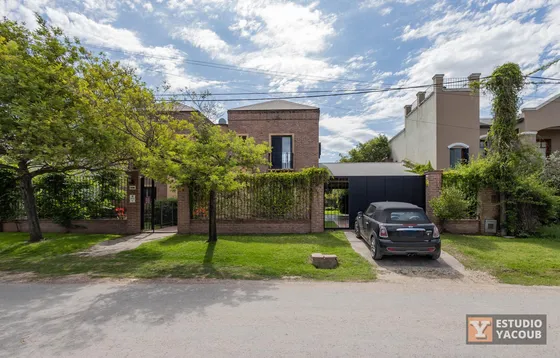 Casa En Venta - 3 Dormitorios 4 Baños - 180mts2 - El Quilmar, City Bell, La Plata