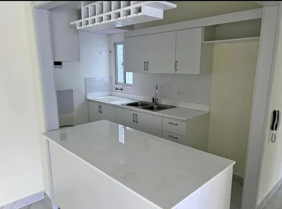 Se Alquila Apartamento En Las Cayenas, 4to Piso 