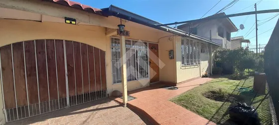 Casa En Venta De 5 Dorm. En La Florida