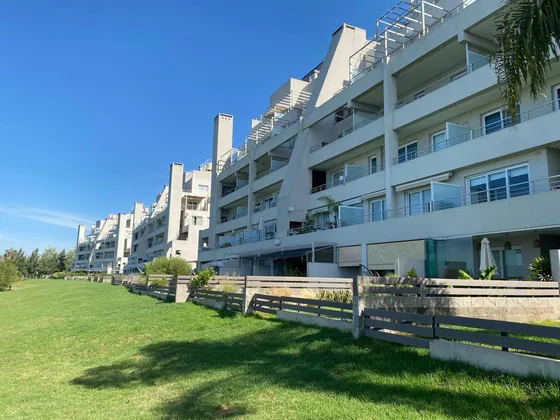 Hermoso Departamento En  Venta En Complejo Vila Vela, Grande. Vista Impresionante A La Laguna, 