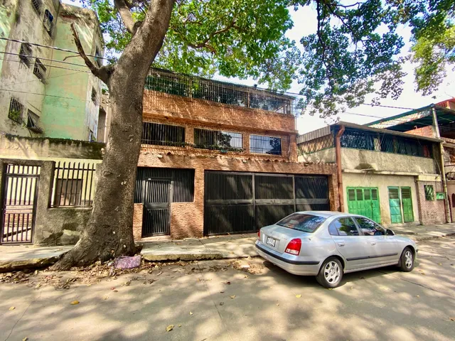 Nuevo Prado-cementerio Casa De 3 Pisos 750 M2, 5 Hab, 6 Baños Y 5 P/e Acropolis