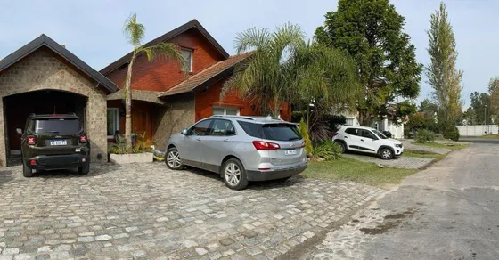 Casa En Venta - 6 Dormitorios 3 Baños - 380mts2 - Echeverría