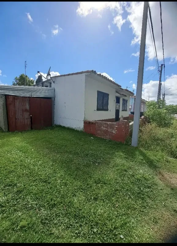 Casa 2 Dormitorios En Colón A Pasos De César Mayo Gutierrez Y 2 Cuadras De La Terminal