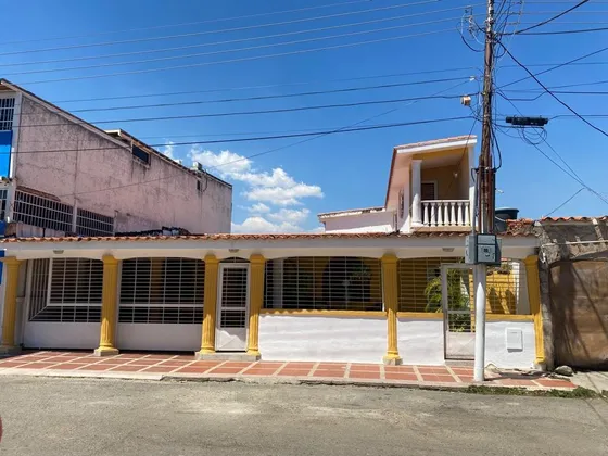 Casa En Paraparal Los Guayos, Edo. Carabobo En Urb. Los Cerritos. 2 Plantas. Zc.p