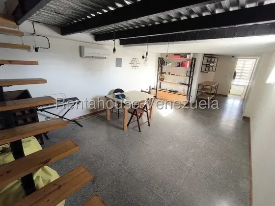 (cliente Directo) Alquiler 27-693 Depósito Independiente De 45 M2 Totales Con Mezzanina, En Planta Alta De Edificio, Con Área De Carga Y Descarga, Y Acceso Restringido Por Escaleras.