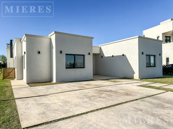 Casa En Venta Sobre Lote Interno En Área 11 San Sebastián