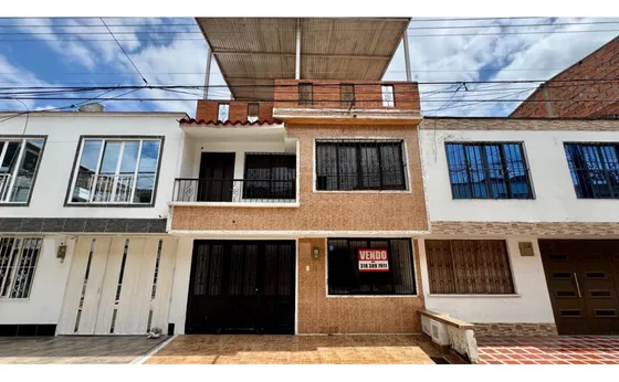 Casa De Tres Pisos Con Terraza En Venta Barrio Departamental Palmira