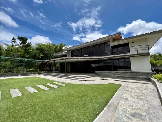 Vendo Casa 1350m2. 4h/10b/10p. Urb. Monte Elena